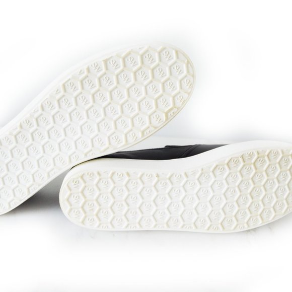 Stuart Weitzman Daryl Leather Slip-On Sneaker. Size 8.5 (EU 39) - Picture 5 of 5